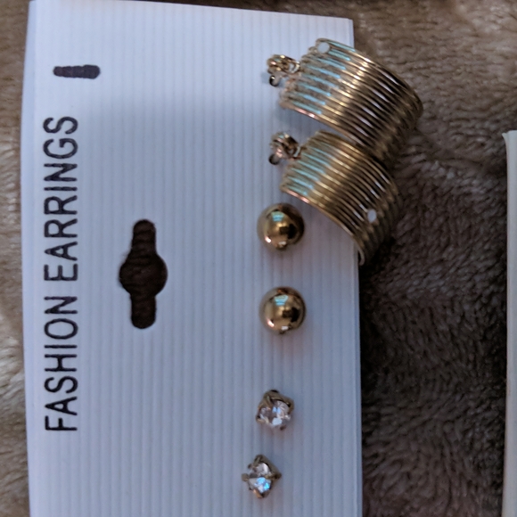 Costume earrings - Picture 5 of 7